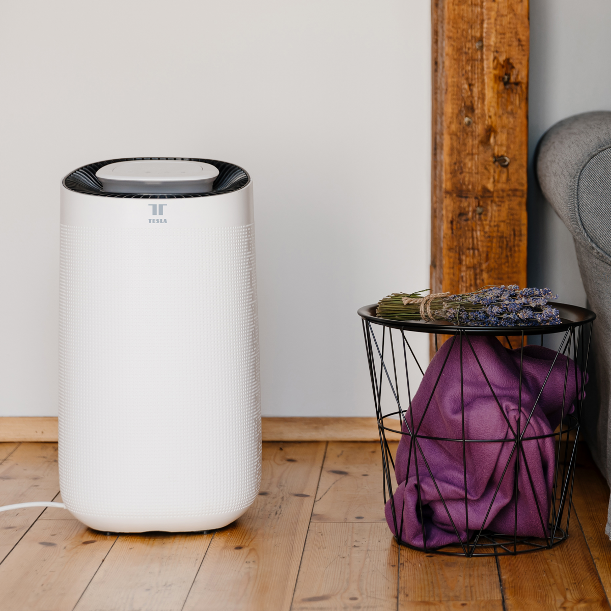 Odvlhčovač vzduchu TESLA Smart Dehumidifier XL stojící v místnosti