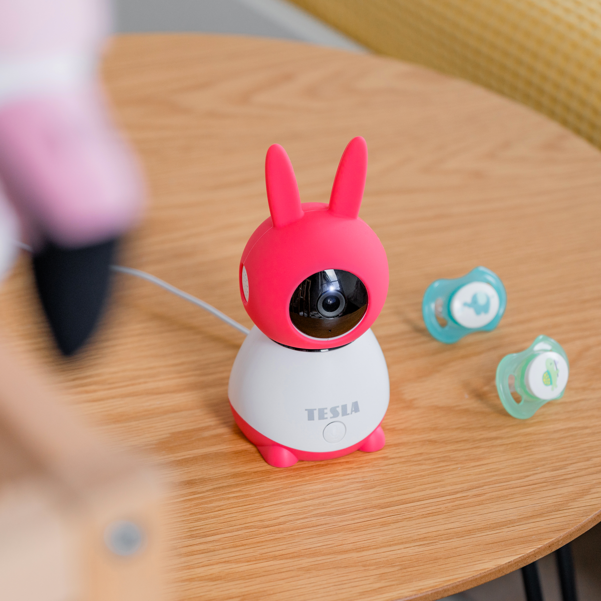 Chůvička TESLA Smart Camera 360 Baby je umístěná na dřevěném stole