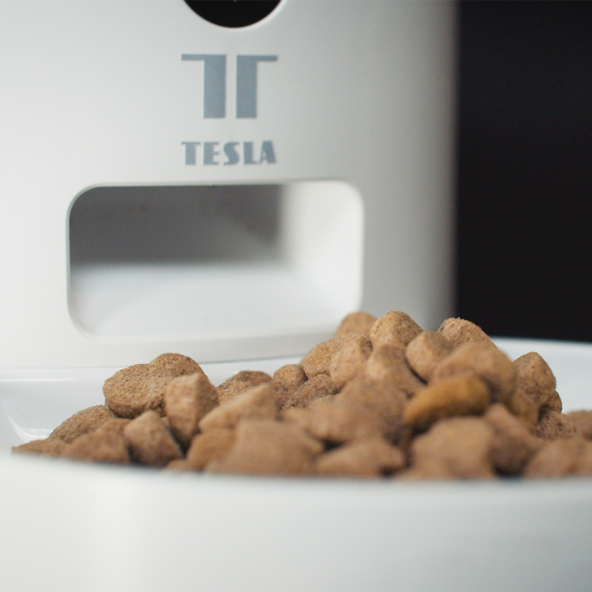 Hranitoare inteligenta pentru animale de companie Tesla